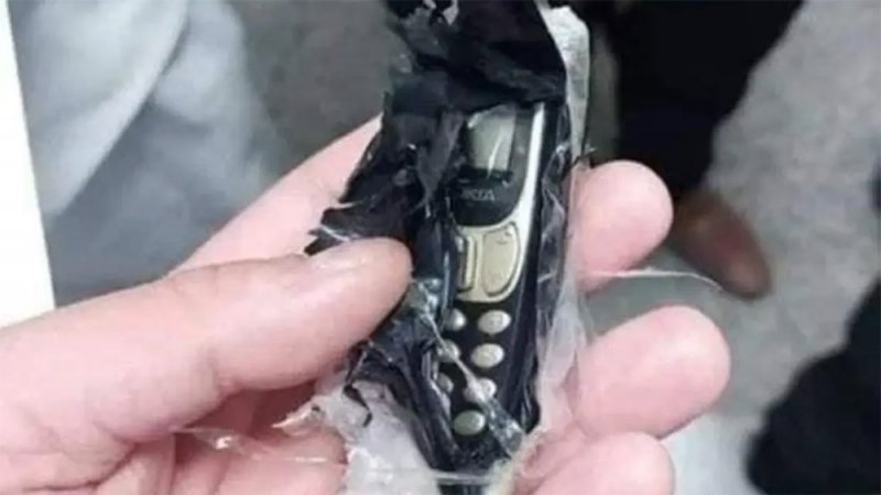 للمرة الثالثة.. استخراج جوال من بطن شاب مصري