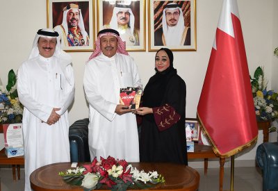 محافظ المحرق يشيد بالشباب البحريني وتفوقه في جميع المجالات 