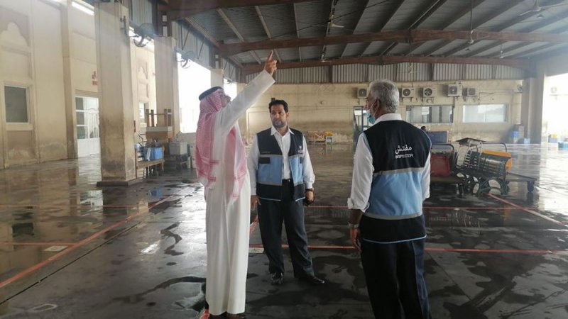 بالصور: مظلة خارجية للفرشات ومنصات عرض جديدة للأسماك والفواكه بالسوق المركزي