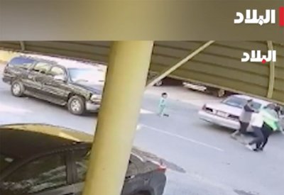 جد ووالدة طفل يردان على فيديو عراك مع والده: المحكمة أمرت برؤية الأم لابنها يومين.. وطليقها بدأ بالتهجم