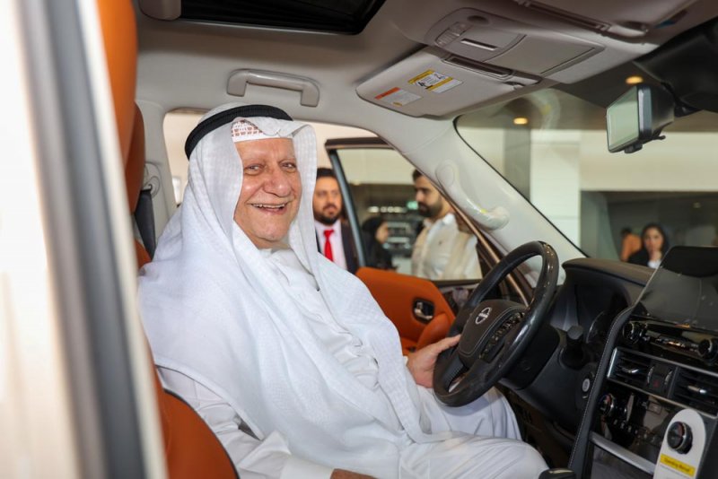 بالصور: يوسف خليل المؤيد وأولاده تفتتح صالة عرض نيسان المطورة
