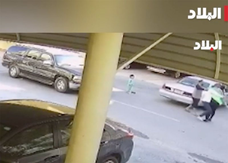 جد ووالدة طفل يردان على فيديو عراك مع والده: المحكمة أمرت برؤية الأم لابنها يومين.. وطليقها بدأ بالتهجم