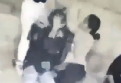 بالفيديو: فتاة تعنف صديقتها