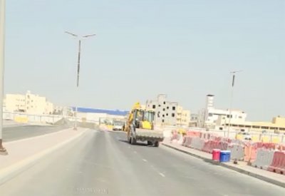 بالفيديو: آليات الحفر بشوارع الرملي تسير بعكس اتجاه السير