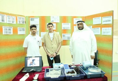 طلاب ثانوي يجرون دراسة عن تغذية الطيور في سواحل توبلي