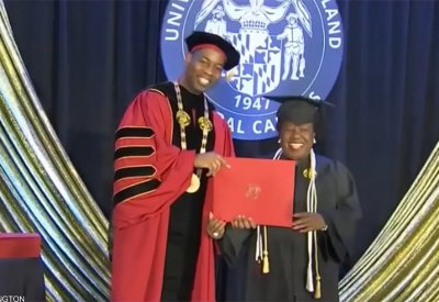 بعمر الـ82.. حققت حلمها وتخرجت من الجامعة