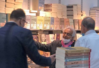 الشاعر الكبير أدونيس بين أروقة معرض أبوظبي للكتاب
