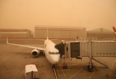إيقاف حركة الملاحة الجوية في مطار الكويت مؤقتا بسبب موجة غبار