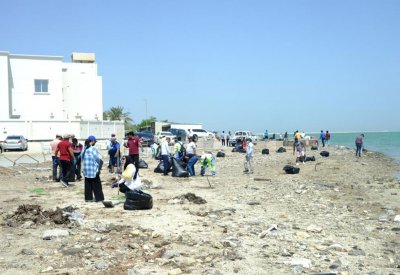 المحافظة الشمالية تنظم حملة بيئية لتنظيف ساحل جدالحاج
