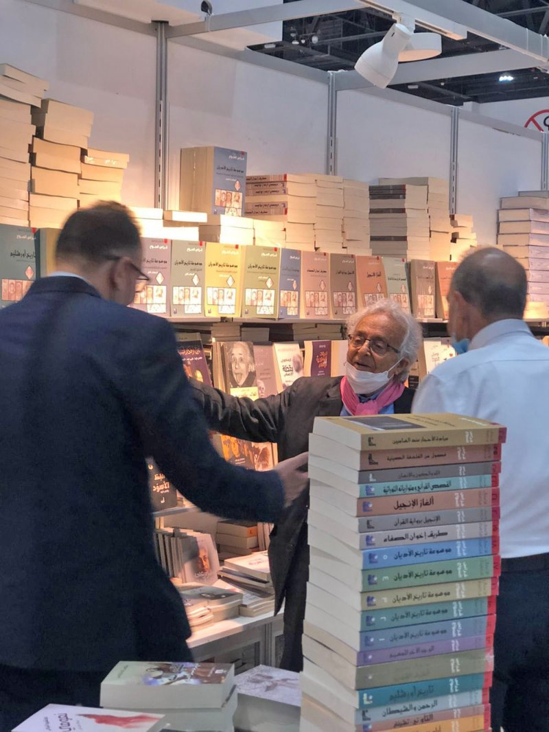الشاعر الكبير أدونيس بين أروقة معرض أبوظبي للكتاب