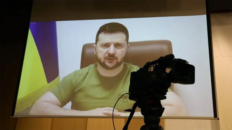 زيلينسكي: نواجه تحولاً تاريخيًا ويجب الضغط على موسكو