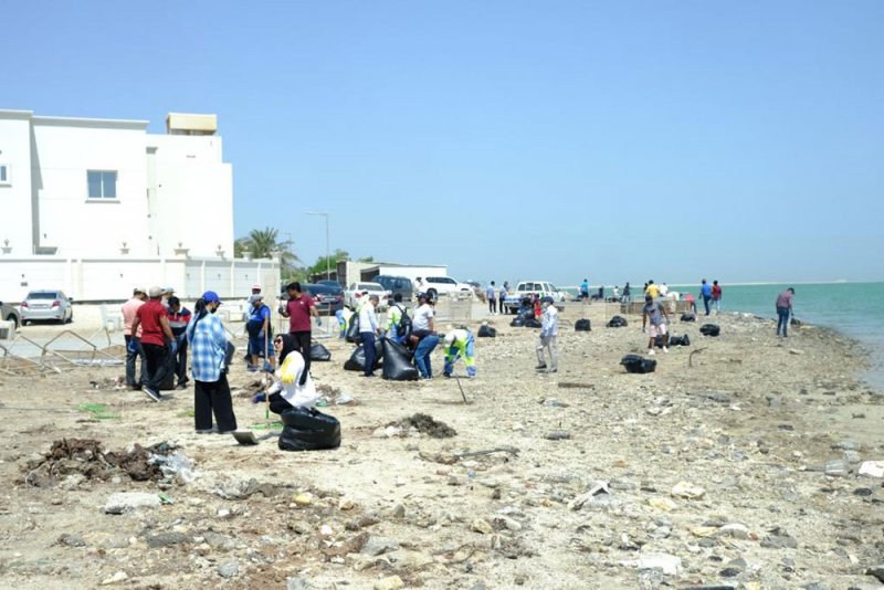 المحافظة الشمالية تنظم حملة بيئية لتنظيف ساحل جدالحاج