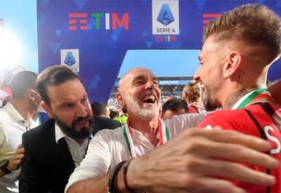 سرقة ميدالية مدرب ميلان خلال التتويج بالدوري