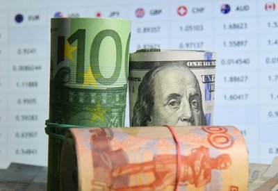 خبير يوضح العلاقة بين الدولار والأسعار