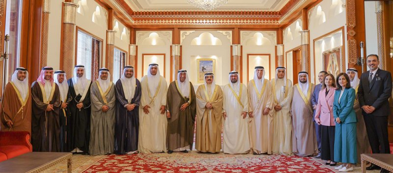جلالة الملك المعظم يستقبل أعضاء مجلس إدارة غرفة تجارة وصناعة البحرين