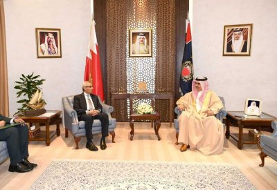 وزير الداخلية يبحث مع السفير المصري تعزيز التعاون والتنسيق الأمني بين البلدين