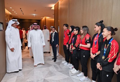 عيسى بن علي يستقبل السفير السعودي بدولة الكويت