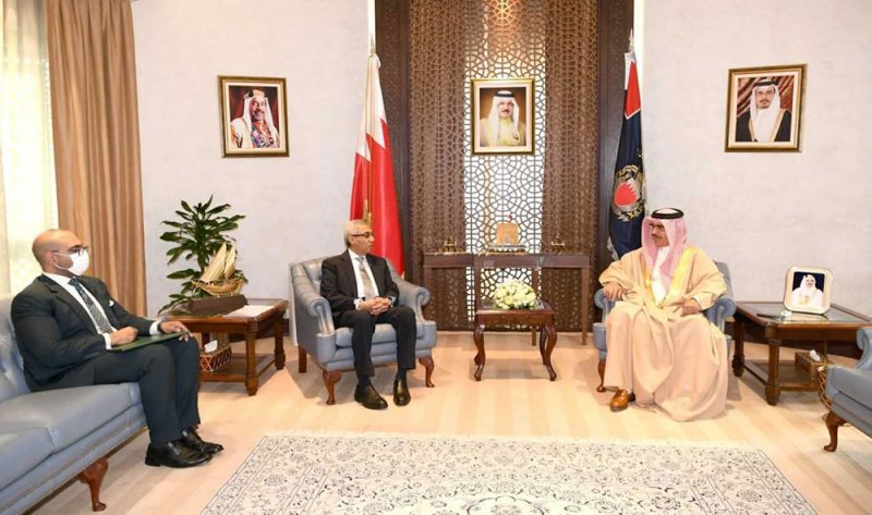 وزير الداخلية يبحث مع السفير المصري تعزيز التعاون والتنسيق الأمني بين البلدين