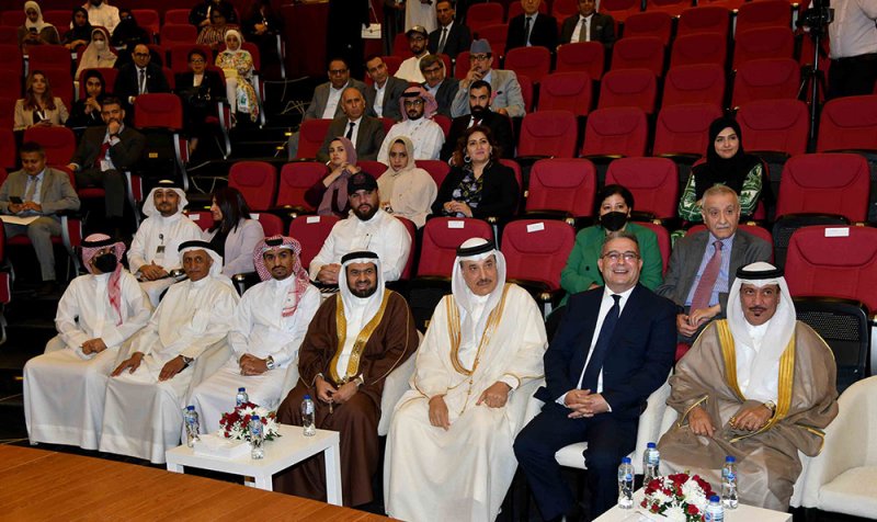 تطوير المناهج الدراسية والبرامج التدريبية لمواكبة متطلبات سوق العمل