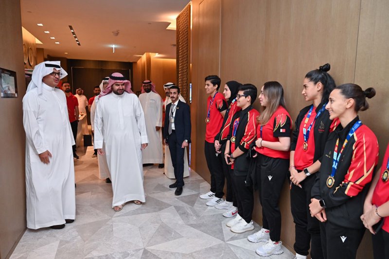 عيسى بن علي يستقبل السفير السعودي بدولة الكويت