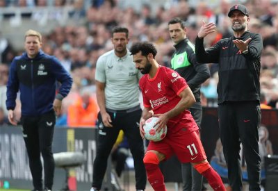 صلاح يؤكد بقاءه مع ليفربول.. ومخاوف من رحيله "مجاناً"