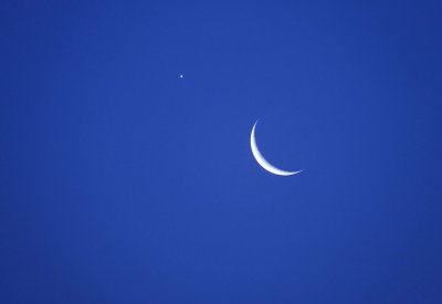 بالصور : اقتران الهلال مع كوكب الزهرة يزين سماء المملكة