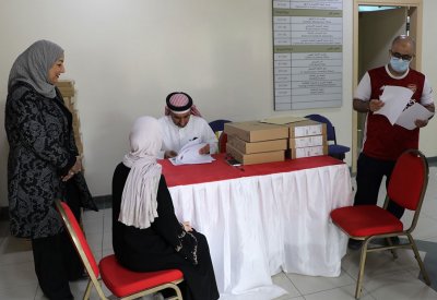 بالصورة: توزيع حواسيب على طلبة جامعة البحرين