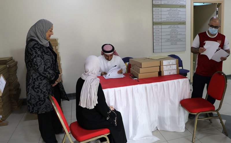 بالصورة: توزيع حواسيب على طلبة جامعة البحرين