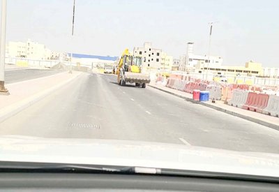 آلية حفر تسير عكس اتجاه السير بالرملي