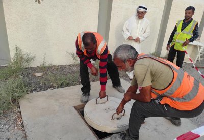 بالصور: استجابة سريعة.. تركيب غطاء لـ"بلاعة" باربار الخطرة