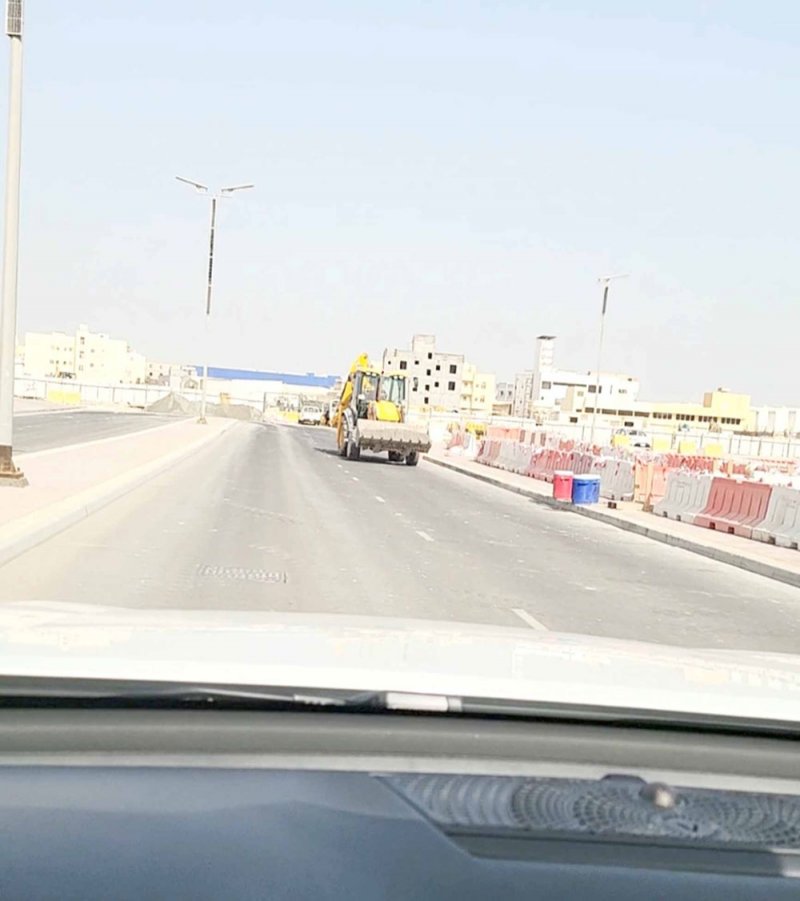 آلية حفر تسير عكس اتجاه السير بالرملي