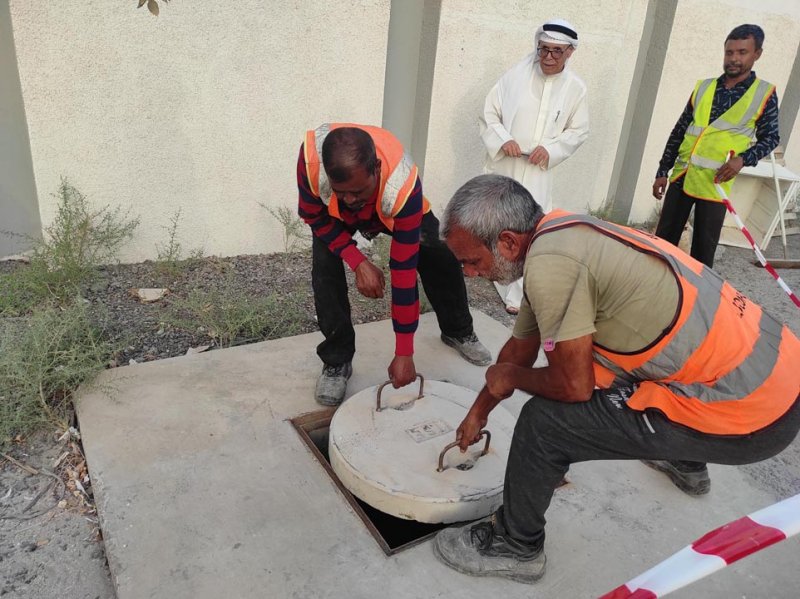 بالصور: استجابة سريعة.. تركيب غطاء لـ"بلاعة" باربار الخطرة