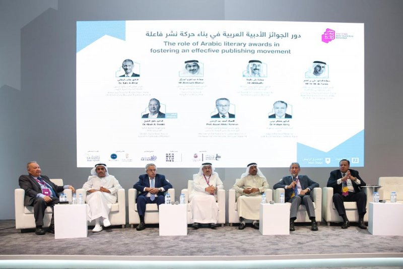 "أبوظبي الدولي للكتاب" يبحث دور الجوائز الأدبية العربية في بناء حركة وعي شاملة