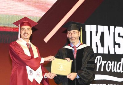 الشامسي يلقي كلمة خريجي دفعة 2022 بمدرسة ابن خلدون الوطنية