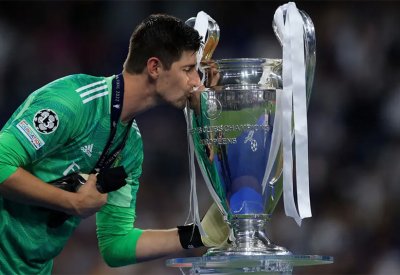 كورتوا يفوز بجائزة أفضل لاعب في نهائي الأبطال