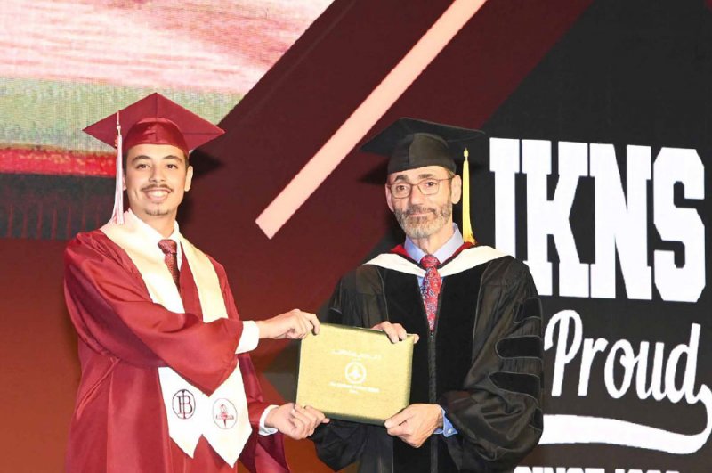 الشامسي يلقي كلمة خريجي دفعة 2022 بمدرسة ابن خلدون الوطنية