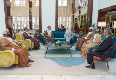 رئيس واعضاء الشورى العماني يصلون الى مملكة البحرين