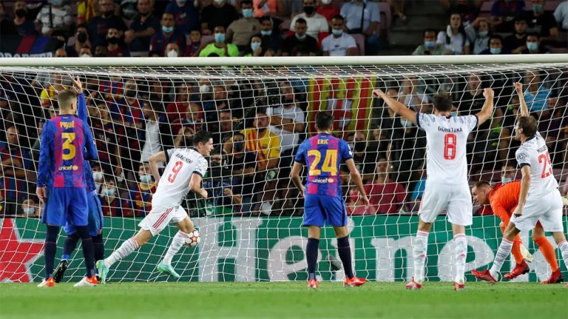 ليفاندوفسكي: انتقالي إلى برشلونة مرتبط بعدة عوامل