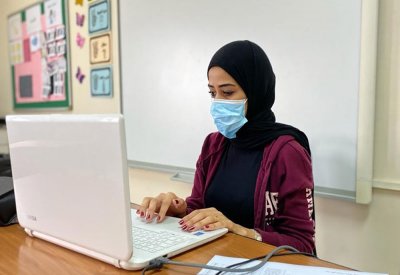 أولياء أمور يشيدون باللقاءات المدرسية الافتراضية معهم