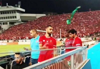 بالفيديو: نجم الأهلي المصري يرمي "ميدالية" أبطال إفريقيا.. ويثير الجدل