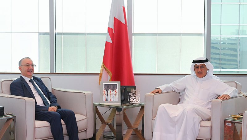 وزير الصناعة يستقبل سفير الجزائر