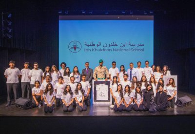 ناصر بن حمد يطّلع على الفيلم الوثائقي الطلابي "ابن خلدون تاريخ ورسالة"