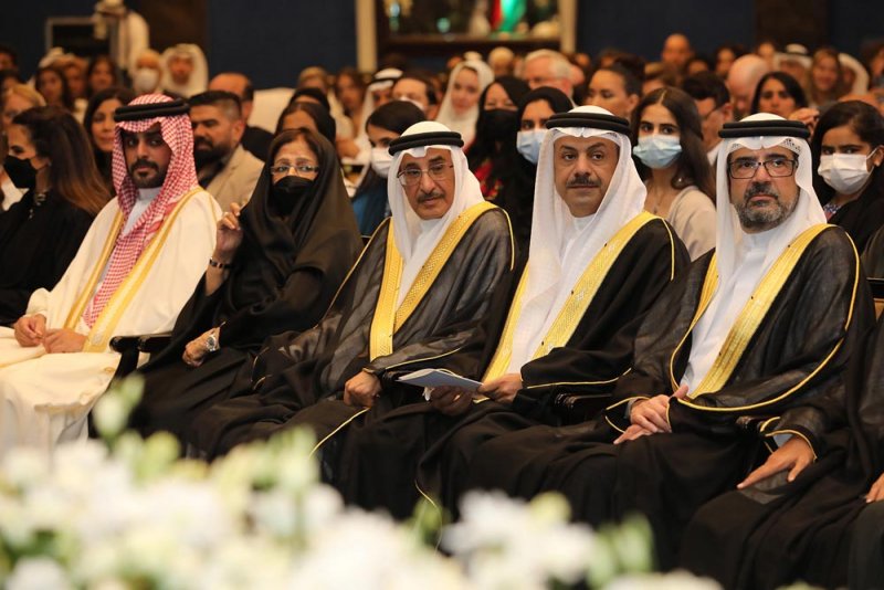 بالصور: الشيخ خالد بن عبد الله وحرمه يشهدان حفل تخريج حفيدتهما الشيخة دعد