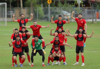 "الأحمر" يبدأ تدريباته في ماليزيا