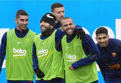 برشلونة يتفاوض مع توتنهام للتخلص من مدافعه