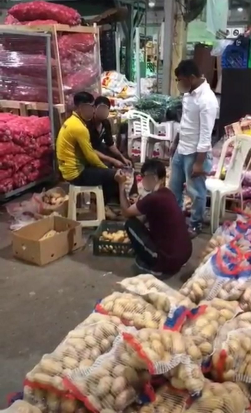 آسيويين يتلاعبون في الأسواق المحلية ولا رقيب