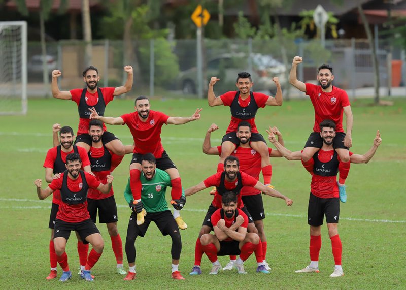 "الأحمر" يبدأ تدريباته في ماليزيا