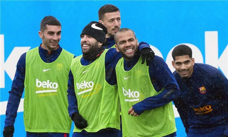 برشلونة يتفاوض مع توتنهام للتخلص من مدافعه