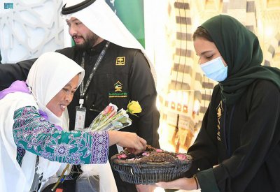 بالصور: أول بعثة حجاج تصل إلى السعودية