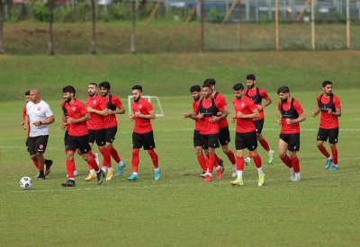 "الأحمر" يواصل تدريباته بماليزيا.. ويغير مقر سكنه